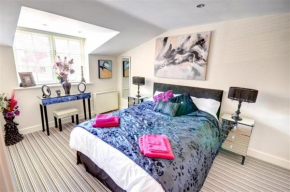Hotties House - Two-Bed Cottage, Dog-Friendly & Off-Street Parking -